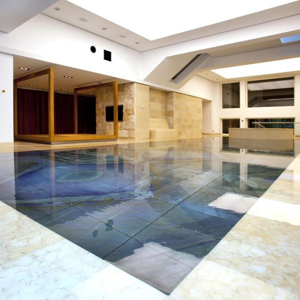 espectacular fondo móvil de Inducon en una piscina interior con spa