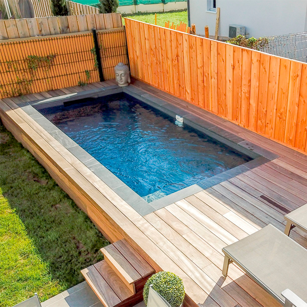 mini piscina estilo zen, revestida de lámina armada gris, y exterior en madera, por Infinity Pool Bordeaux