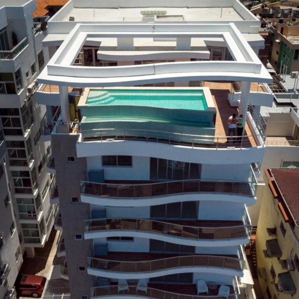 piscina infinity sobre la azotea de un edificio de apartamentos por Insercom