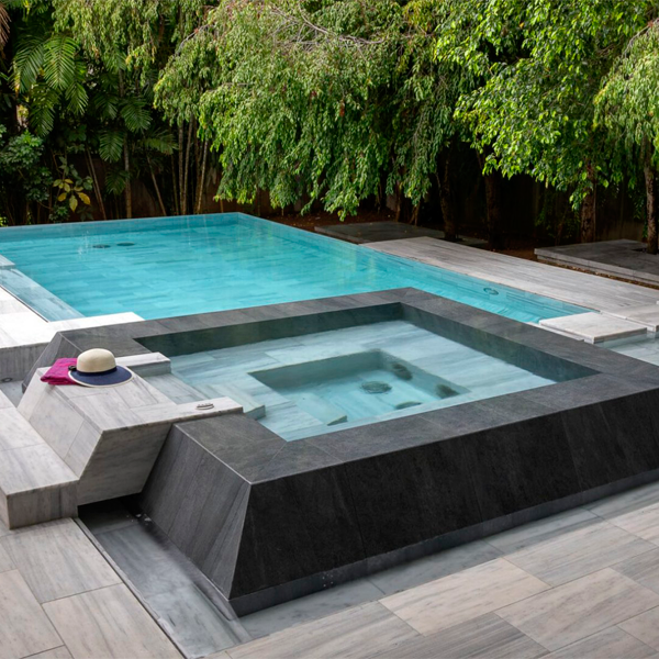piscina desbordante y spa por Joan Roca Master pool Designs