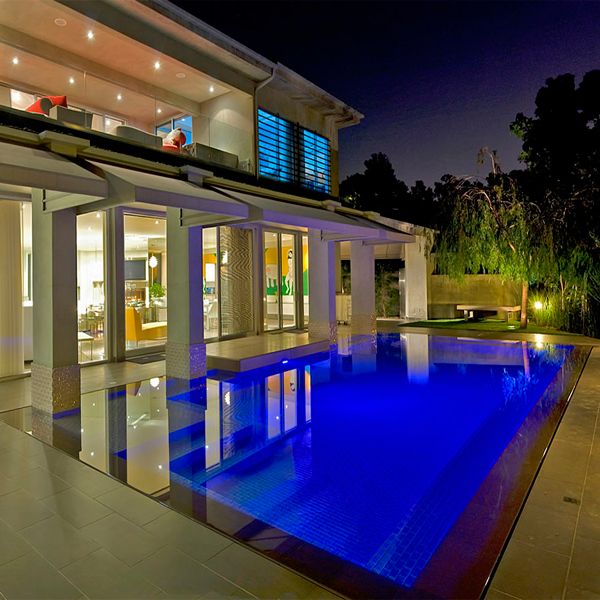 piscina desbordante en vivienda unifamiliar por la noche