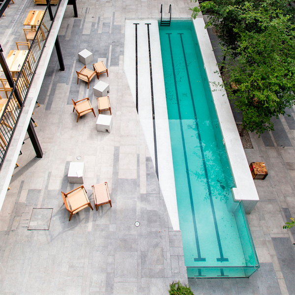piscina sobre suelo con paredes transparentes en hotel Carlota por JSA