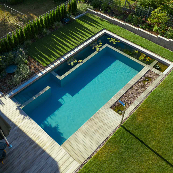 piscina natural de diseño clásico rectangular, por Kalhofer Gartengestaltung