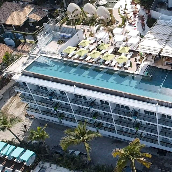 enorme piscina infinity rectangular en la azotea de un hotel