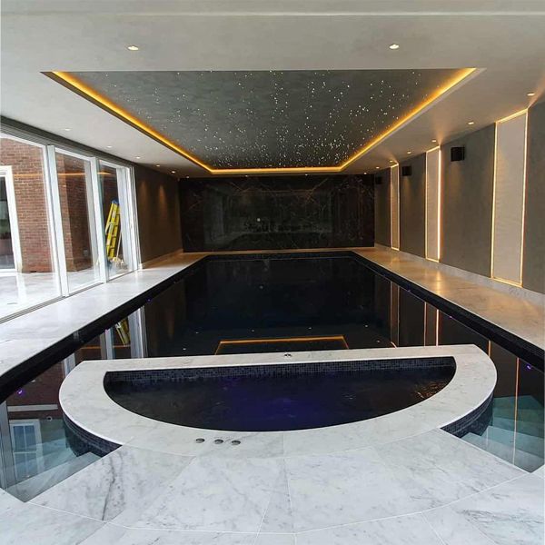 piscina interior y spa, de Lagoon Pools Ltd