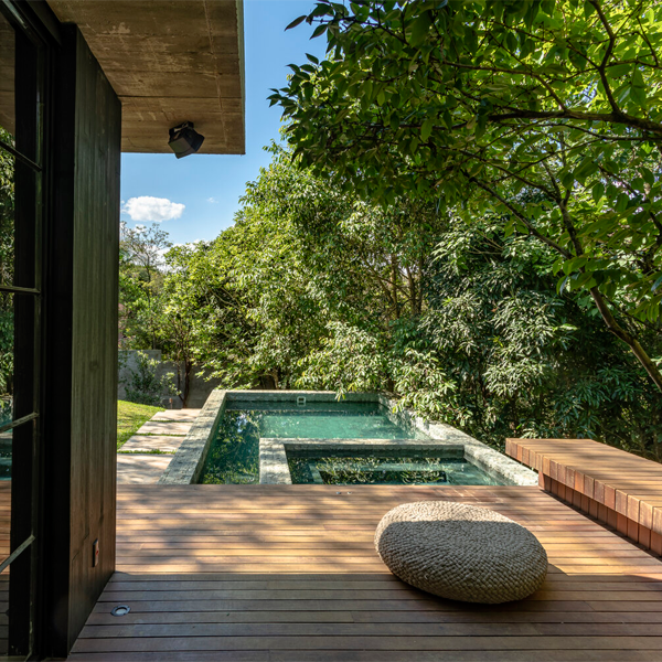 piscina y spa en villa privada por Macro Arquitetos