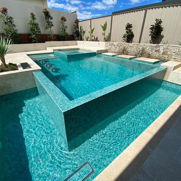 piscina infinity con spa integrado, por Malibu Pools