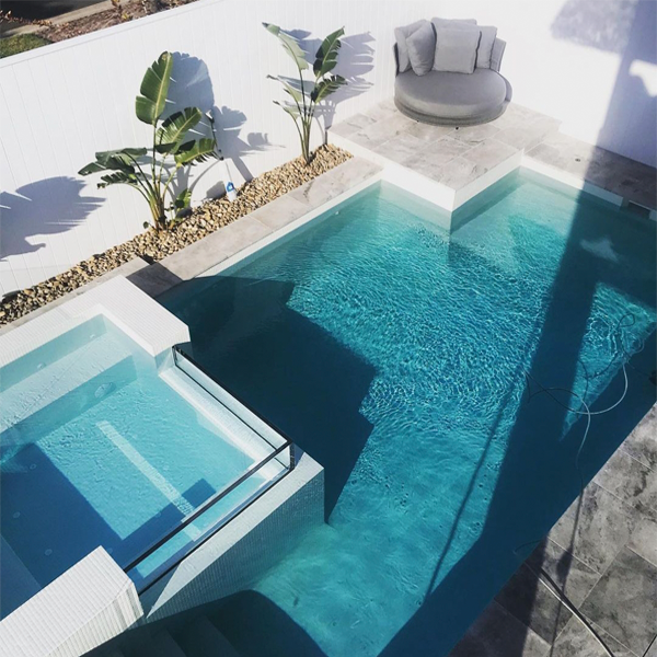 mini piscina y spa con paredes transparentes y gresite blanco por MG Pools
