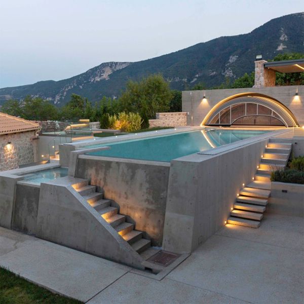 piscina desbordante tipo infinity con un diseño único, por Michalopoulou Touloumis, al atardecer