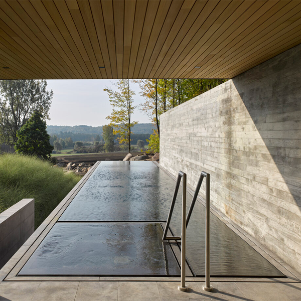 piscina y spa desbordantes por MacKay-Lyons Sweetapple Architects