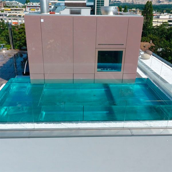 piscina infinity de acero con paredes transparentes, ubicada en un rooftop, realizada por Nicollier Group