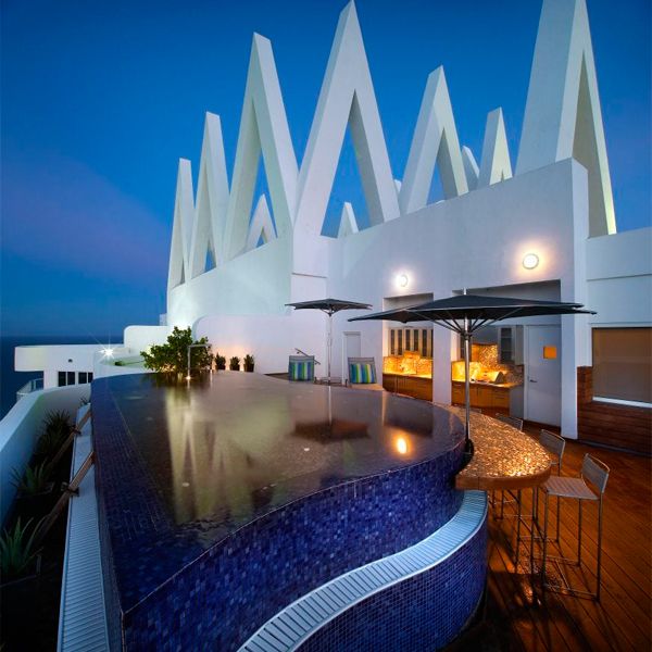 piscina elevada con desbordante, situada en un rooftop de un proyecto de Pepe Calderin Design