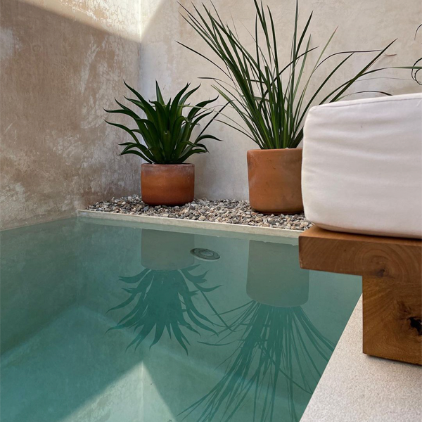 mini piscina en villa privada de Perma Casco Arquitectos
