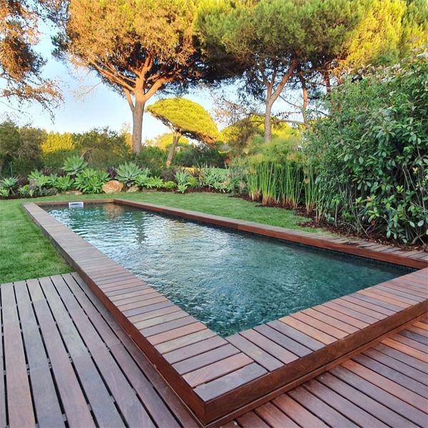 piscina privada con entorno en madera, por Piscinas Cascais
