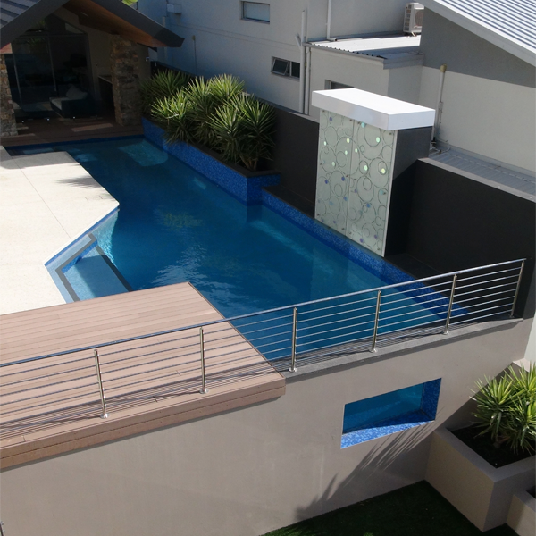 piscina geométrica con ventana subacuática de Reflections Pools