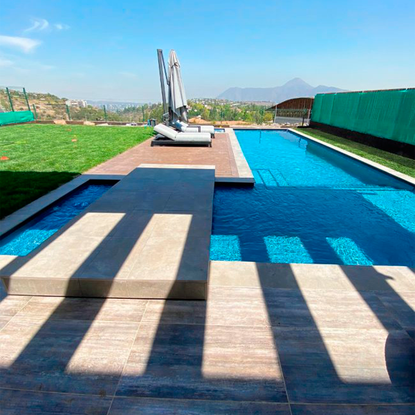 piscina exterior con zona solarium y spa