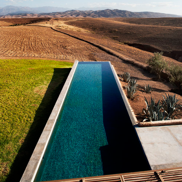 piscina infinity en medio del desierto por Studio KO
