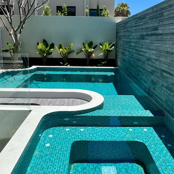 mini piscina con spa incorporado en un original proyecto de Tristan Peirce Landscape Architecture