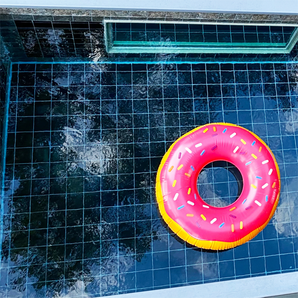 mini piscina contenedor con ventana transparente por Via Pools