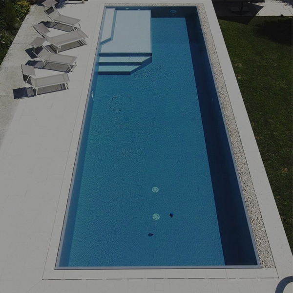 vista desde drone de piscina rectangular desbordante