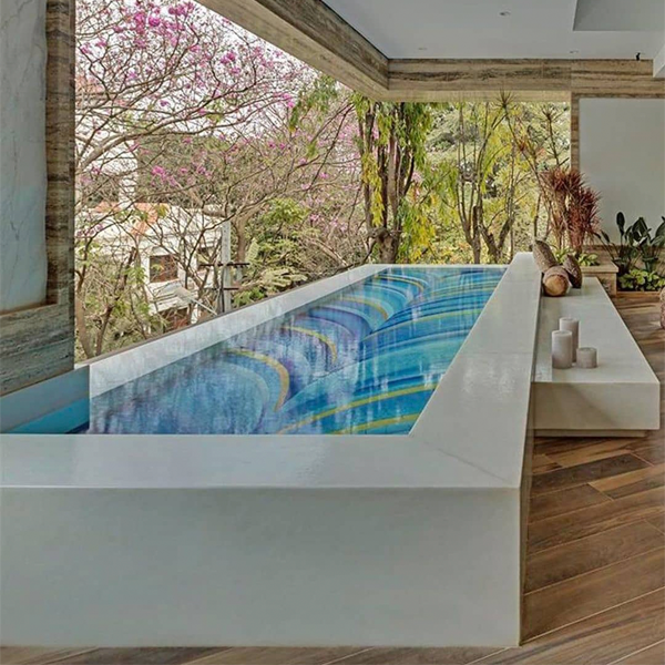 Proyecto por ZZ Architects de una piscina de diseño con estructura en color blanco y revestimiento en cerámica personalizada de Craig Bragdy Designs