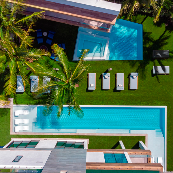vista aérea piscina natación, jardín y spa