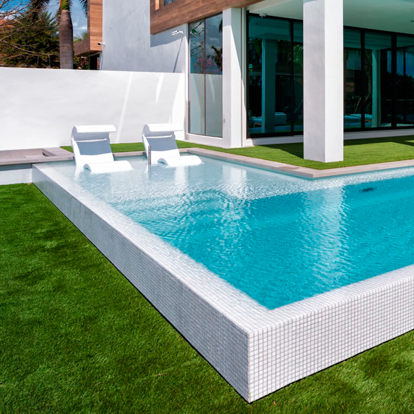 piscina desbordante con gresite blanco