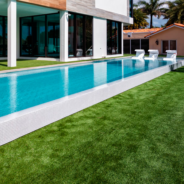 piscina desbordante con gresite blanco