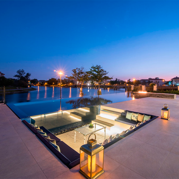 piscina desbordante con zona relax por la noche