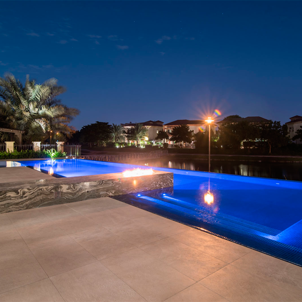 piscina desbordante por la noche