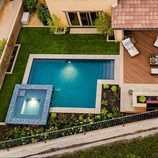 pequeña parcela con minipiscina, spa, jardín y zona relax