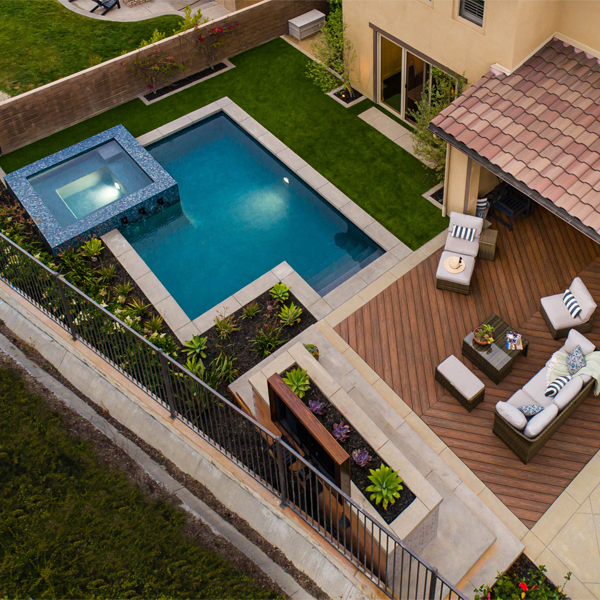 minipiscina geométrica con spa adyacente