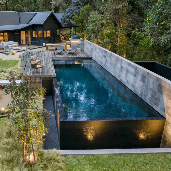 piscina elevada desbordante en tonos oscuros
