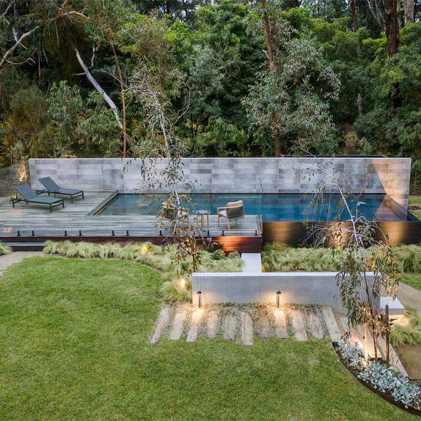 piscina elevada desbordante en tonos oscuros