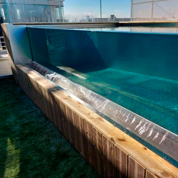 gran ventana en piscina desbordante de acero revestida de madera