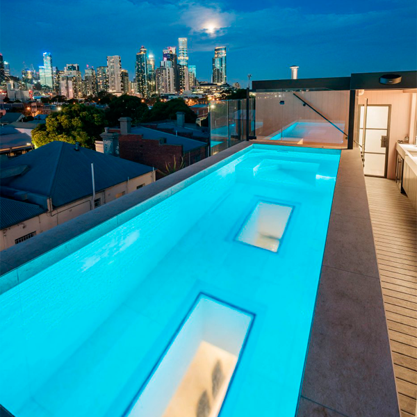 ventanas en el suelo de la piscina por la noche