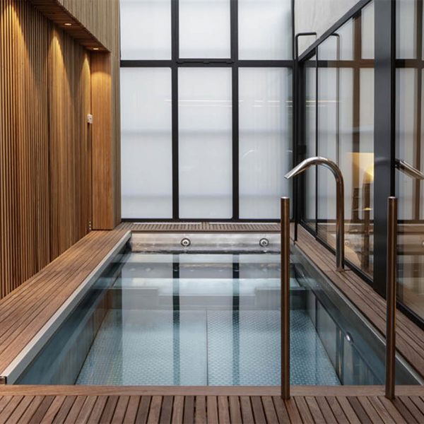 Piscina interior de acero visto