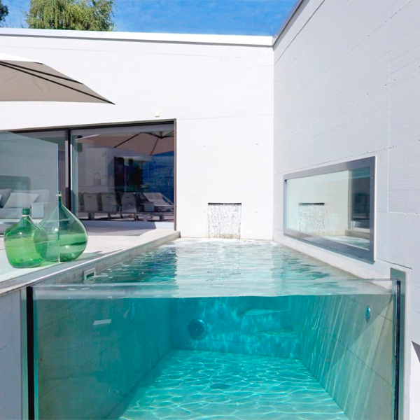 Minipiscina transparente en un chalet unifamiliar instalada entre paredes