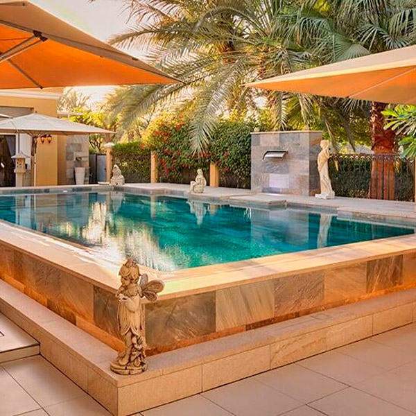 Piscina elevada en gres porcelánico con figuras decorativas
