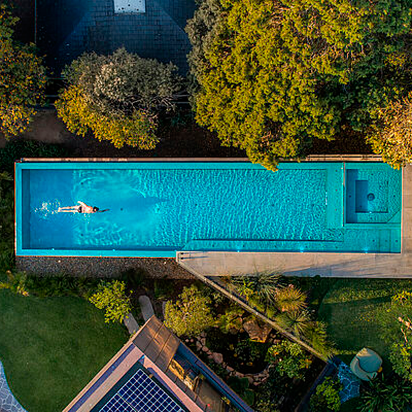 piscina infinity con spa, por Aquarius Pools