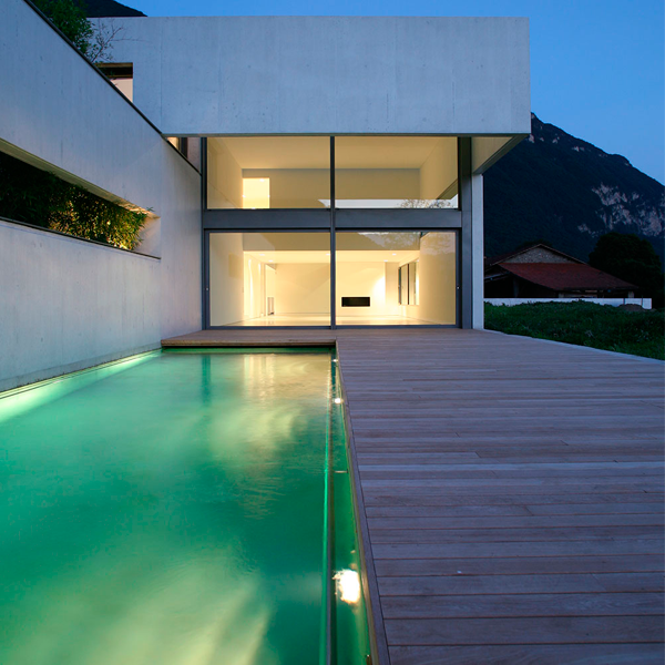 piscina y chalet por la noche