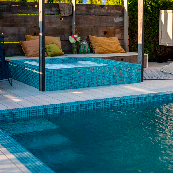 piscina y spa en gresite brillante por Komplett Utemiljo