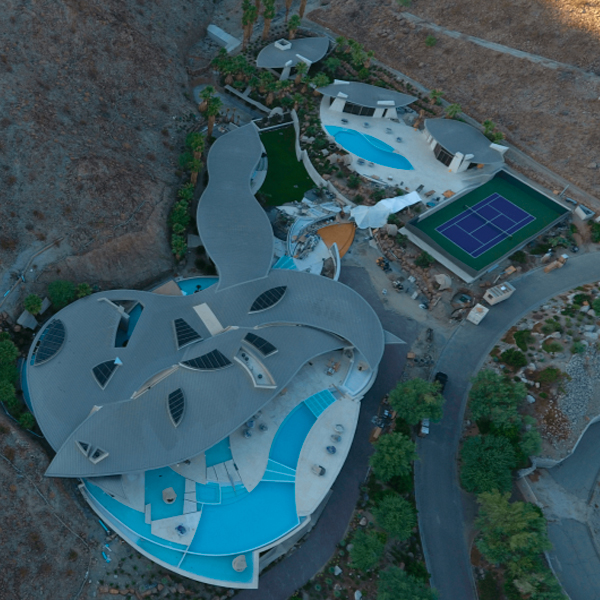vista dron de impresionante proyecto de diferentes espacios de piscina a medida con un diseño ultra moderno, por A & N Pools
