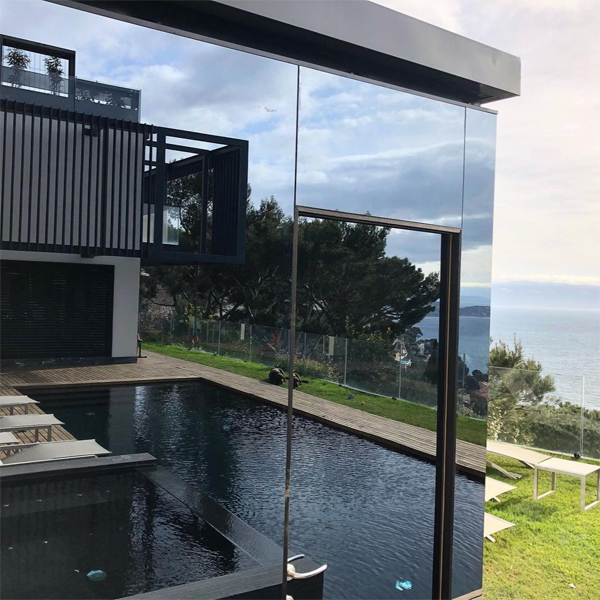 piscina infinity reflejada en un espejo, por Acquawell Piscine