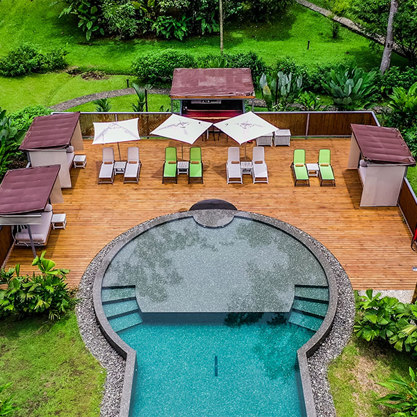 vista dron de piscina infinity en Pacuare Lodge, por Acuarium
