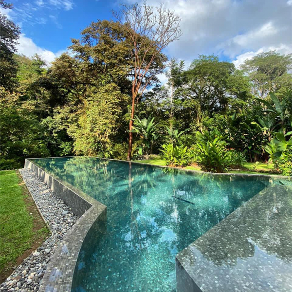piscina infinity en Pacuare Lodge, por Acuarium