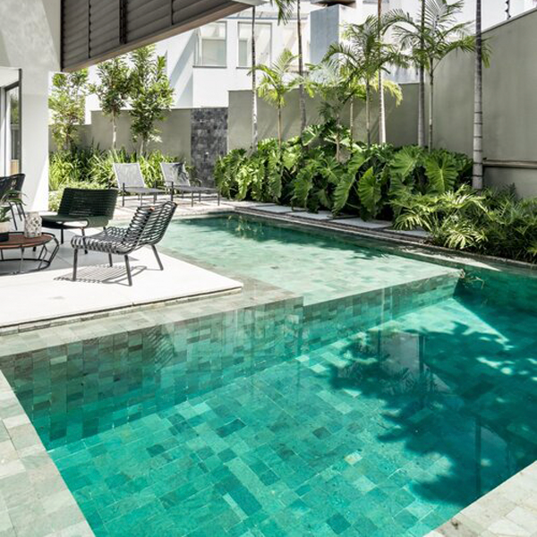 piscina privada con revestimiento verde