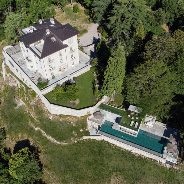 vista dron de un proyecto en el Lago Como con piscina infinity, por Andrea Meirana