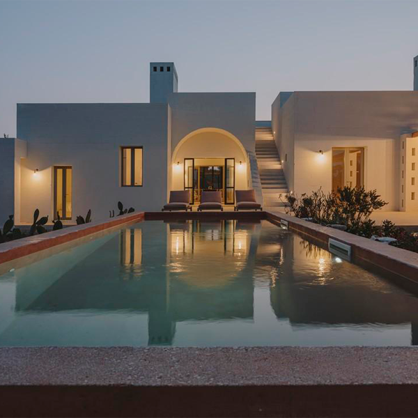 piscina elevada al anochecer por andrew trotter