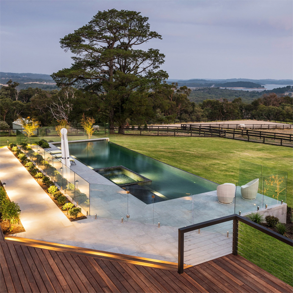 vista dron de piscina infinita con spa integrado, por Apex Pools and Spas, al atardecer
